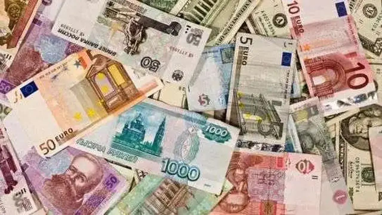 تغيرات متلاحقة في أسعار العملات داخل البنوك المصرية يوم 17 مارس